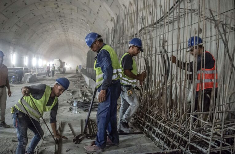 مصر.. تباين ردود الأفعال على إلغاء رسوم واردات البليت والحديد