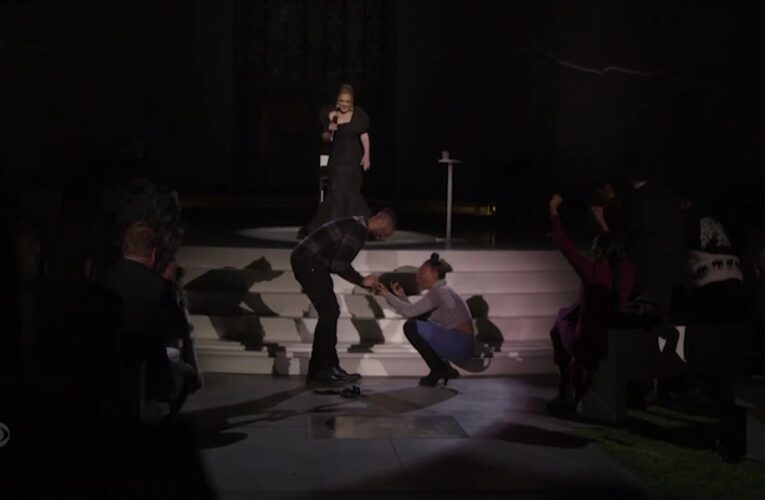 خلال عرض لها.. أديل تفاجئ امرأة بمساعدة رجل بطلب الزواج منها