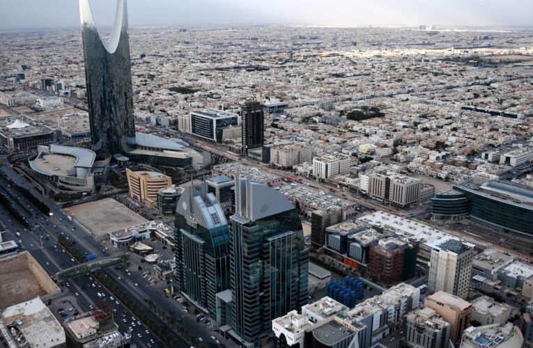منهم 3 برابطة العالم الإسلامي.. السعودية تعلن عن 16 قضية فساد