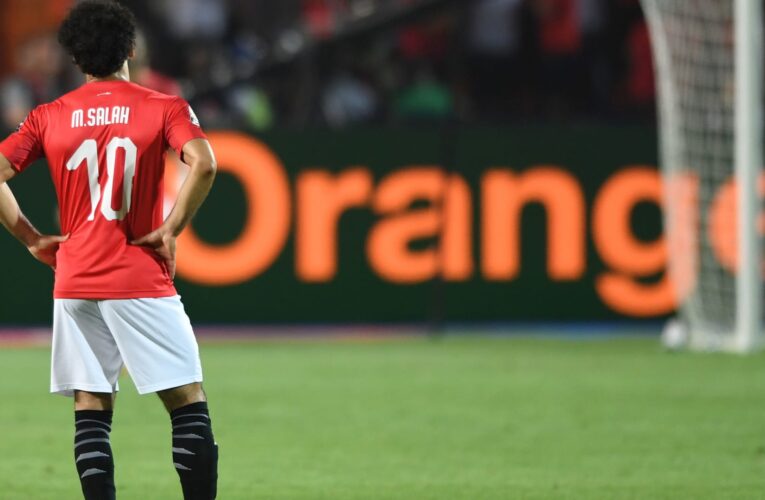 حرس محمد صلاح الشخصي يثير ردود فعل غاضبة في مصر بعد مباراة الغابون