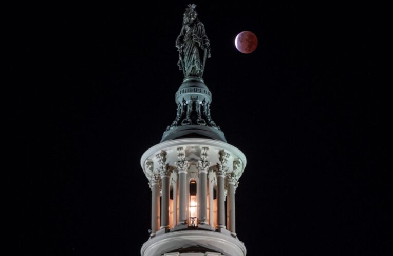 استمر لأكثر من 6 ساعات.. خسوف جزئي للقمر يُعد الأطول منذ أكثر من 500 عام