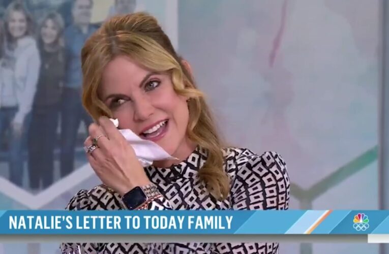 شاهد.. مذيعة تبكي على الهواء أثناء إعلان نهاية عملها بعد 22 عامًا