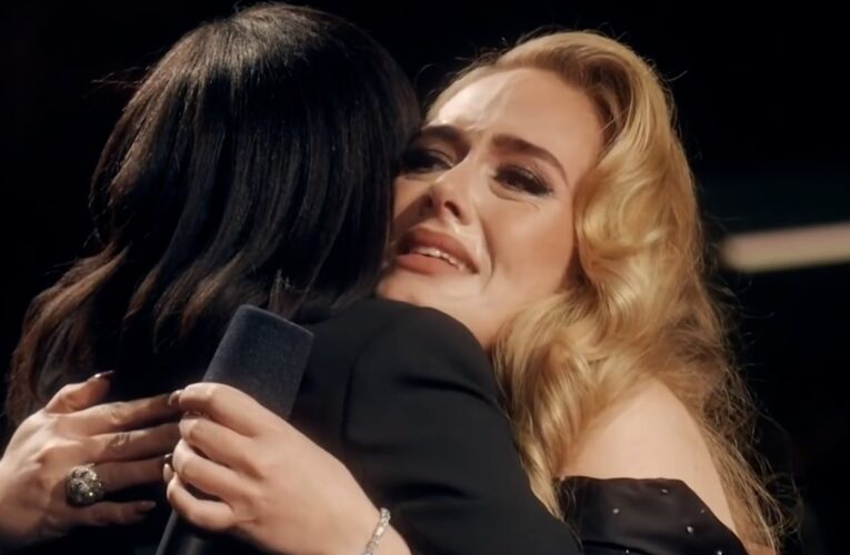 شاهد لماذا انهارت أديل بالبكاء أمام حشد من الجمهور خلال عرض برنامج لها