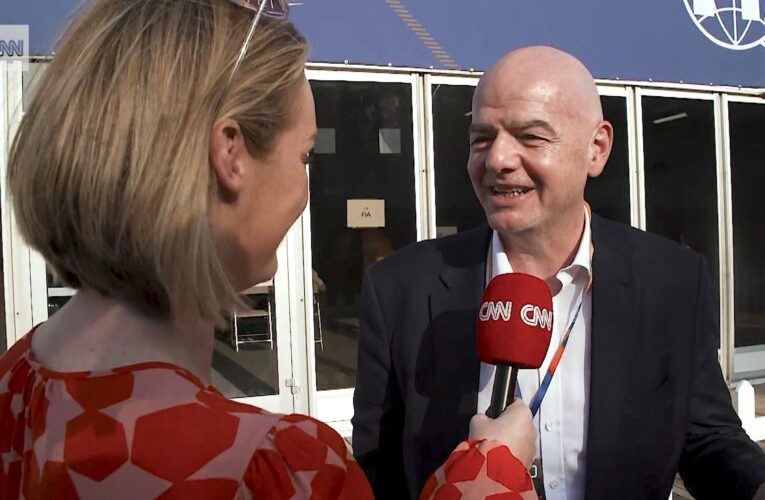 رئيس فيفا لـCNN: رأيت “تطورًا كبيرًا” لحقوق الإنسان في قطر.. ماذا قال عن إقامة كأس العالم كل عامين؟