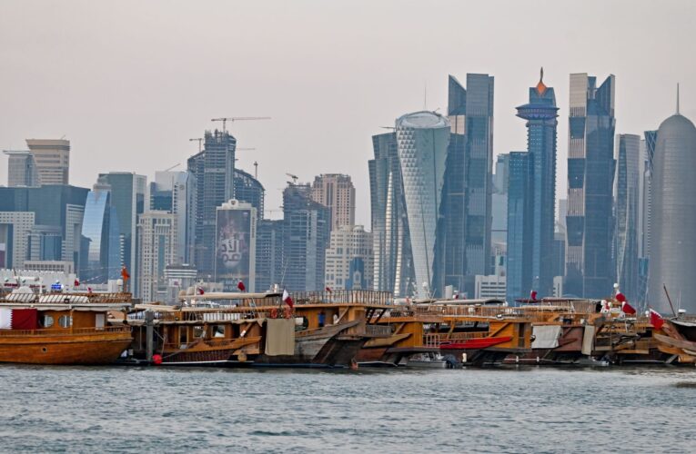 قطر.. تقرير بريطاني يبرز انتهاكات واستغلال وافدين.. والدوحة ترد