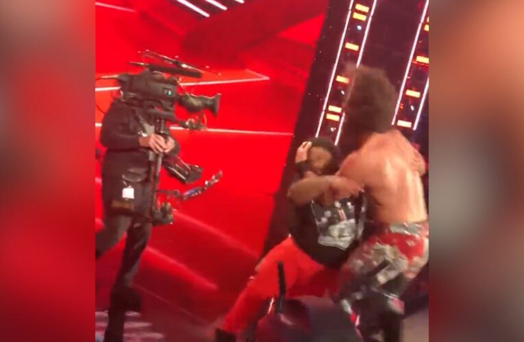 رجل يداهم مصارع WWE أثناء بث مباشر ويطرحه أرضًا بقوة.. شاهد ما حدث بعدها