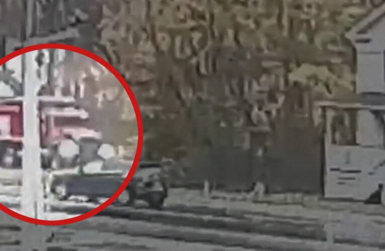 سقط من الدور الأول إلى القبو.. لحظة انهيار منزل على مالكه بعد ارتطام شاحنة به