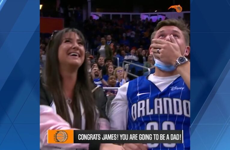 فيديو انتشر بشكل فيروسي.. زوجة تفاجئ زوجها بخبر الحمل على شاشة الملعب