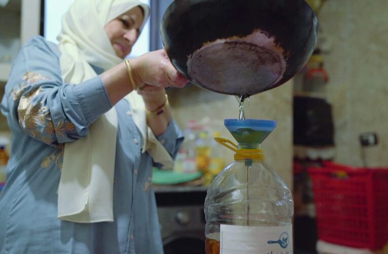 في مصر.. شاب يصنع الوقود الحيوي من زيوت الطبخ بالمنازل