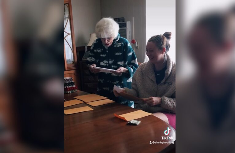 جدة تجتاح الإنترنت بسبب ردة فعلها على مفاجأة قدمتها لها حفيدتها.. شاهد ما قامت به