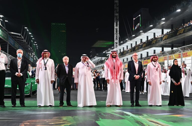 تداول فيديو جانبي لما قاله أحد جماهير سباق فورمولا لولي عهد السعودية وردة فعل الأخير