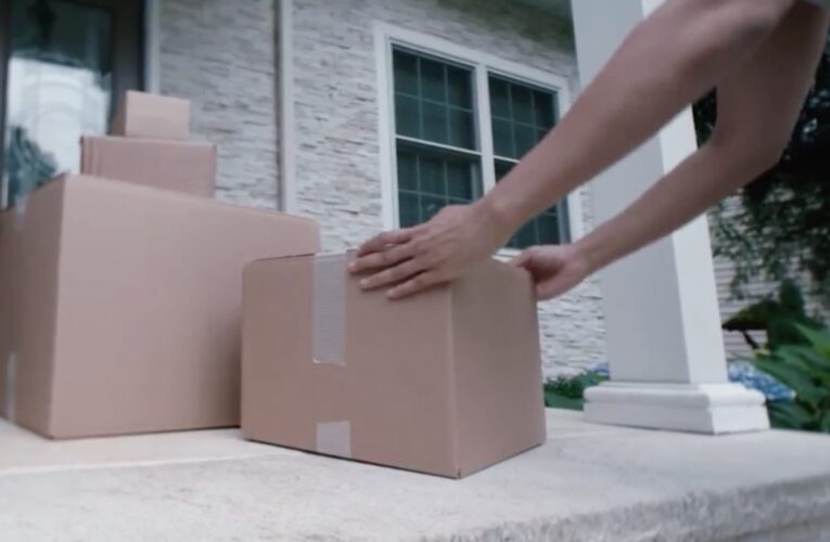 إليك 5 خطوات بسيطة لضمان عدم سرقة طرود الهدايا من أمام باب منزلك