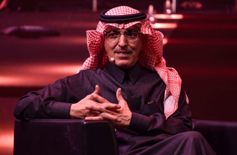السعودية.. تفاعل على رد وزير المالية عن إعادة النظر بضريبة القيمة المضافة