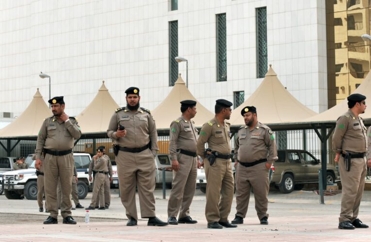 السعودية: إيقاف 3 بوزارة الداخلية استولوا على نحو 5 ملايين ريال من وافدين عربيين