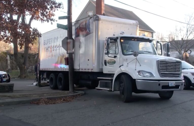 كاميرا ترصد أبطأ مطاردة للشرطة مع سارق شاحنة واللص يستسلم بمجرد لمسه لعمود إنارة