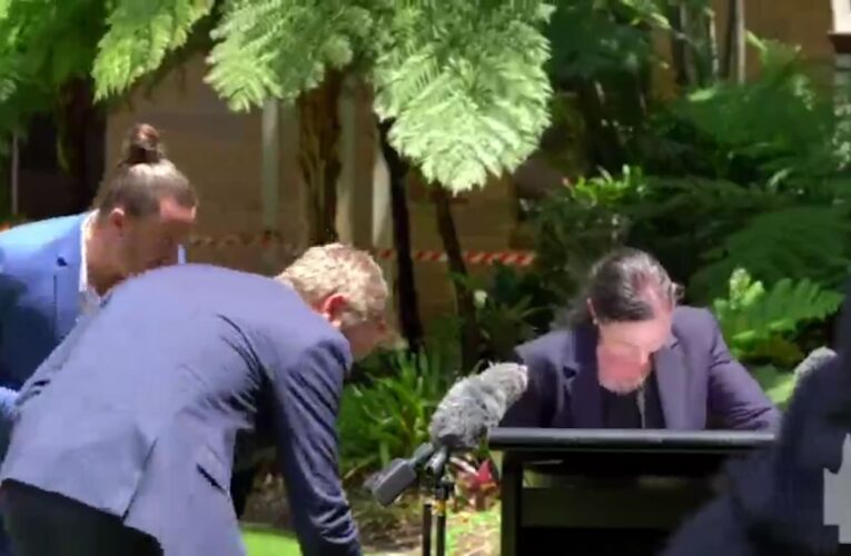 عنكبوت على مسؤولة صحة بأستراليا يعطّل مؤتمرًا صحفيًا.. شاهد رد فعلها