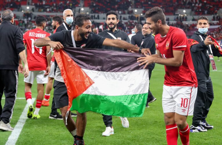 عمرو أديب يعلق على رفع لاعبي الأهلي العلم الفلسطيني: “ليست خطرا”