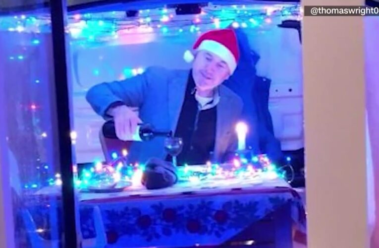 رغم إصابتهم بكورونا.. هكذا ابتكر بعض الناس طرقًا للاحتفال بعيد الميلاد