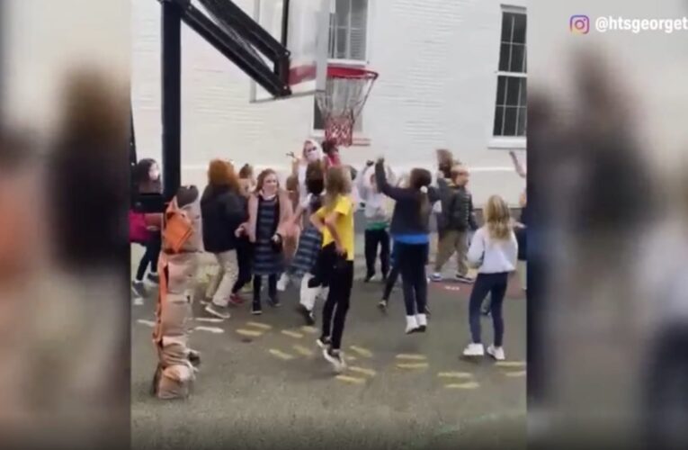شاهد احتفالًا جنونيًا لأطفال.. بعد تسديدة خارقة لمعلمتهم وإحرازها سلة بعيدة المدى
