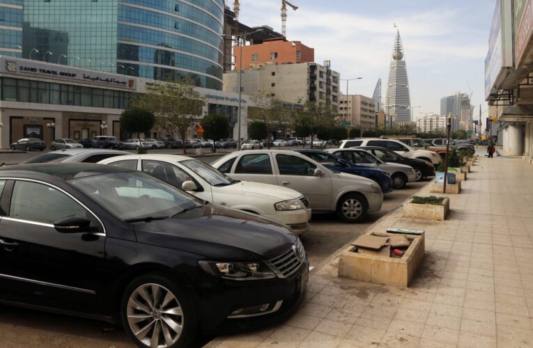 “كرم أهل السعودية”.. قفز فوق السيارة ليدفع الحساب قبل رفيقه.. أمير يعلق على فيديو متداول