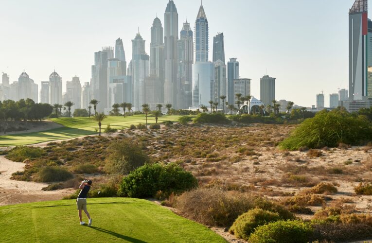حيث يجتمع محترفو الغولف.. تعرف إلى أول ملعب غولف عشبي بالشرق الأوسط في دبي