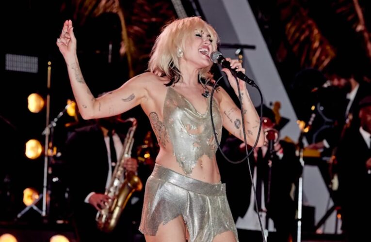 سقوط ملابس ميلي سايرس أثناء غنائها على المسرح.. شاهد كيف تصرفت