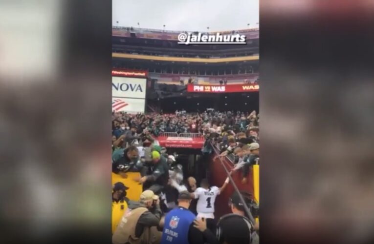 شاهد لحظة سقوط مشجعي فريق كرة قدم أمريكي بعد انهيار حاجز