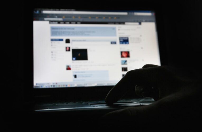 السعودية تغلق 40 حسابا بموقع التواصل الاجتماعي بقضية “احتيال” باسم متجر هواتف شهير