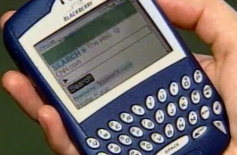 “بلاك بيري” توقف دعم هواتفها.. شاهد تقرير CNN عن الشركة قبل 15 عامًا
