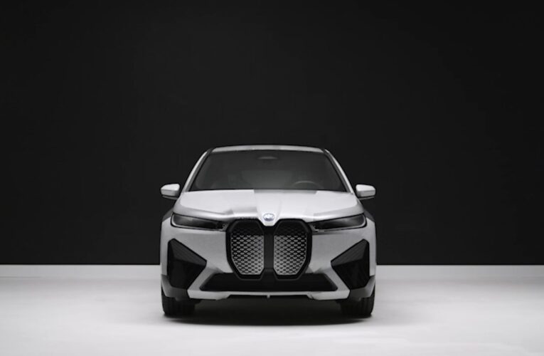 شاهد.. BMW تكشف عن تقنية جديدة تغير ألوان سياراتها بضغطة زر
