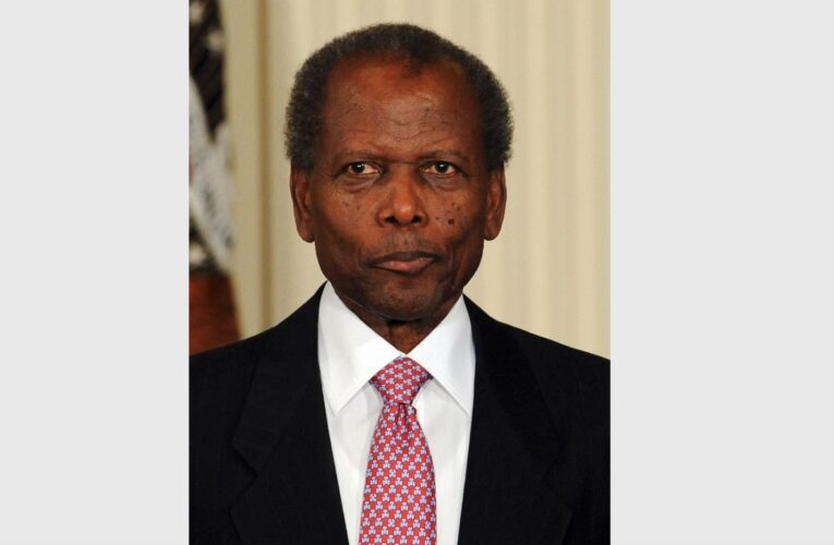 وفاة سيدني بواتييه الحائز على الأوسكار وأول نجم سينمائي أسود في هوليوود عن 94 عامًا