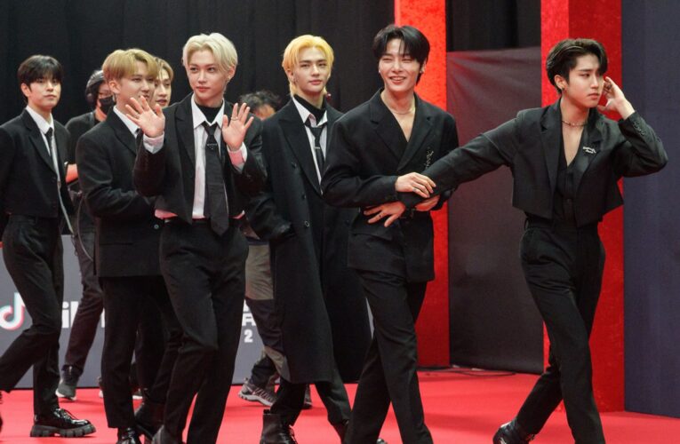 نجوم “ستراي كيدز” يصلون إلى دبي بعد تأجيل حفلهم في موسم الرياض “حتى إشعار آخر”