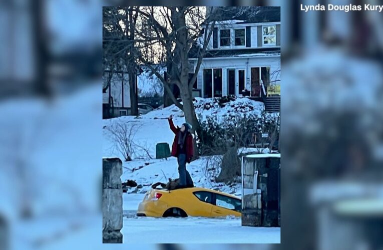 سيدة تقود سيارتها بجنون على جليد رقيق قبل أن تلتقط “سيلفي” أثناء غرقها