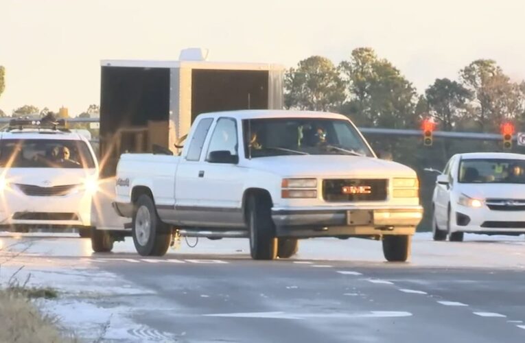 بسبب الجليد.. شاهد كيف تفقد السيارات السيطرة فجأة على طرقات أمريكا