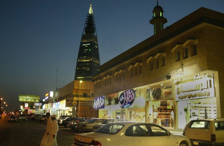 السعودية تحدد 9 أنشطة تجارية غير غذائية يسمح لها بالتنقل داخل الرياض