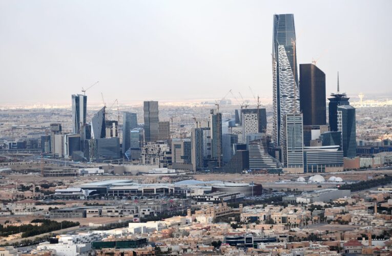 السعودية.. تساؤلات تثيرها عبارة “وين عايش انت” بلوحات إعلانية في الرياض