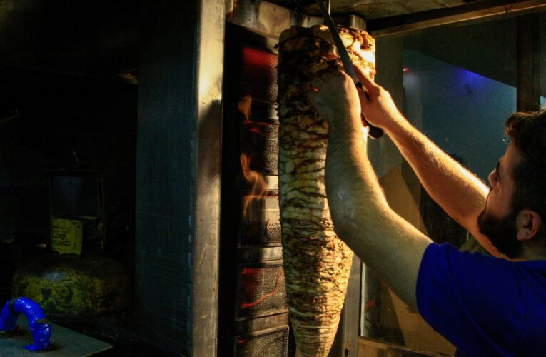 السعودية.. فيديو فأر حي فوق سيخ شاورما يثير تفاعلا والسلطات ترد