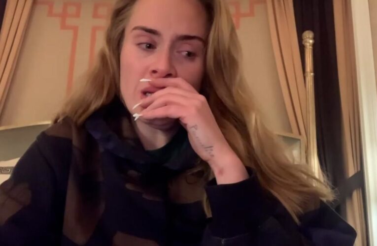 فيديو للمغنية أديل وهي تبكي في رسالة لمعجبيها