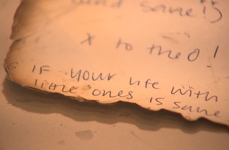 غريب يعيد رسالة عاطفية متفحمة إلى مالكتها بعد ضياعها في حريق ضخم.. ما قصتها؟