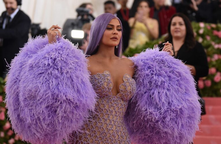 بقلبٍ أزرق وتاريخ مميز.. كايلي جينر تعلن عن مولودها الجديد من ترافيس سكوت