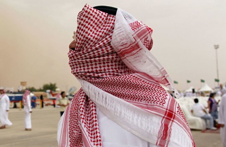 “ليس جن”.. تداول فيديو “مرعب” بالسعودية لظاهرة تخرج من إصبع شخص بالليل.. وأكاديمي يوضح