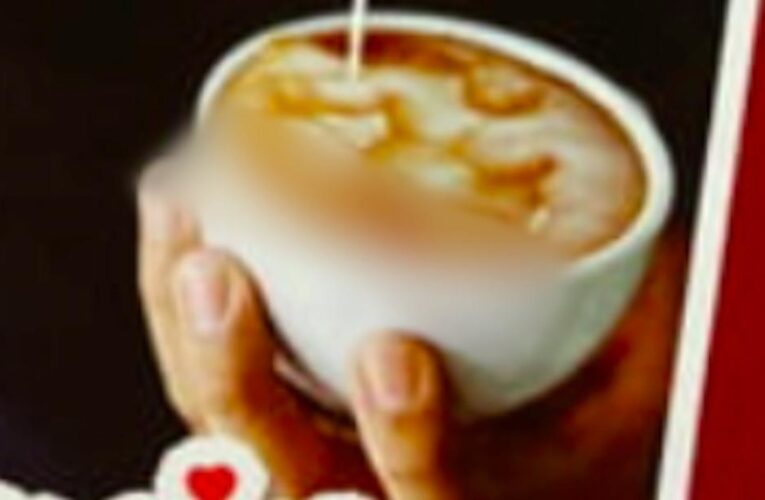 رجل عارٍ داخل كوب كابتشينو.. إعلان مطعم بيتزا يثير ضجة على الانترنت