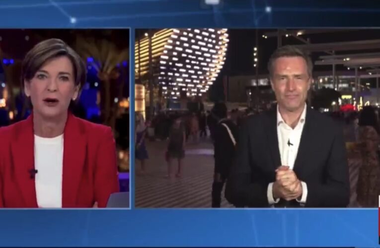 شاهد.. روبوت يقاطع طاقم CNN خلال بث مباشر في إكسبو دبي 2020