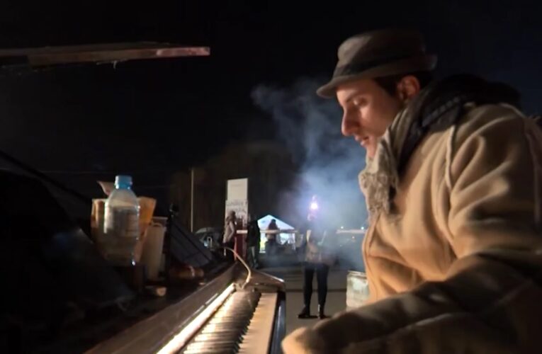 عازف بيانو رحالة من أجل السلام.. هكذا يستقبل هذا الرجل اللاجئين بالموسيقى إلى بولندا