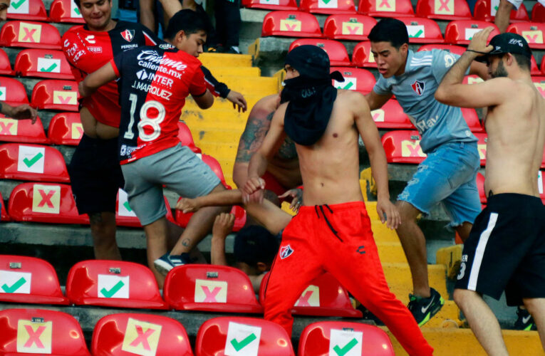 أول تعليق من الفيفا على “معركة الدوري المكسيكي” التي خلفت عشرات الجرحى