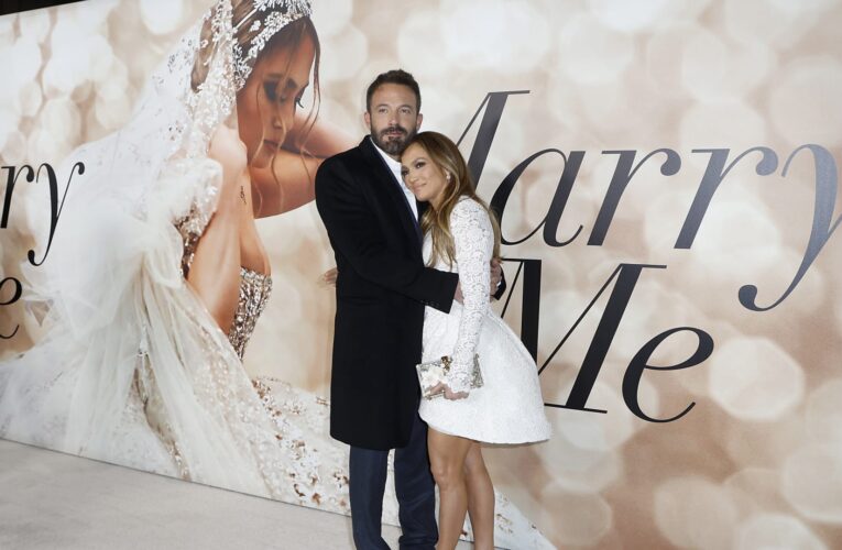 انفصلا قبل 18 عامًا .. بن أفليك يتقدم رسميًا لخطبة النجمة جينيفر لوبيز مجددًا