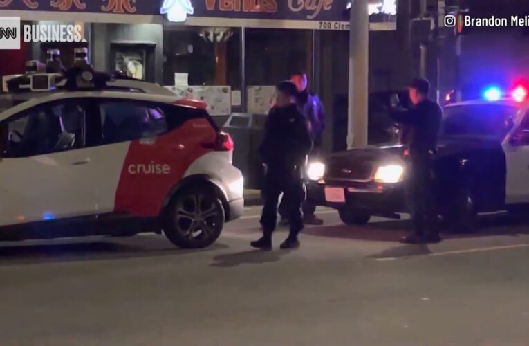 الشرطة توقف سيارة.. وتجد أنها من دون سائق قبل انطلاقها مجددًا