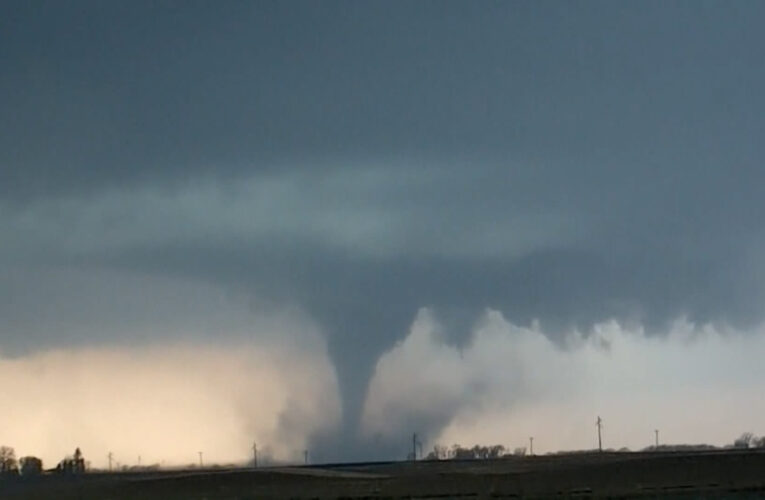كاميرا ترصد لحظة مرعبة.. طاقم إخباري يقطع بثه المباشر للهروب من إعصار يتجه نحوهم