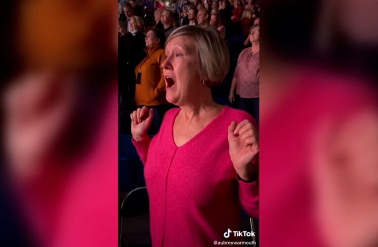 فيديو انتشر على “تيك توك” بشكل خيالي.. شاهد رد فعل أم في حفل المغني إلتون جون