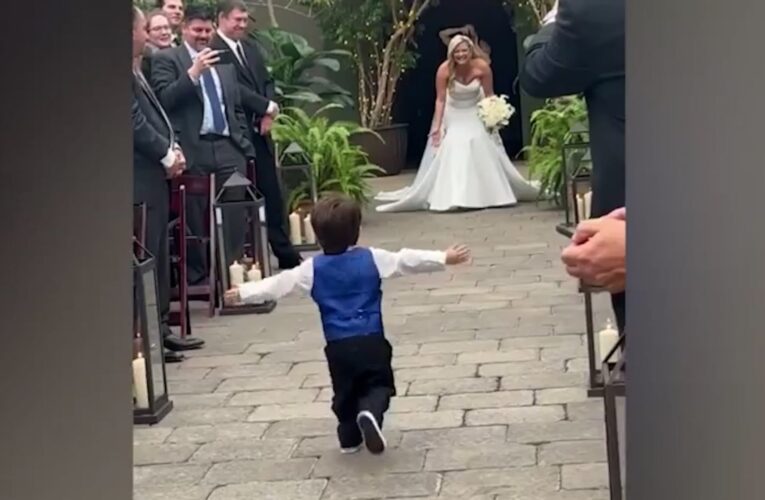طفل مرح يثير ضحك الحضور خلال حفل زفاف والديه.. شاهد رد فعل والدته